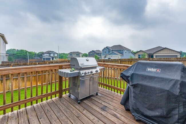 Building Photo - SPACIOUS 4-BEDROOM HOME IN BELLA ROSA