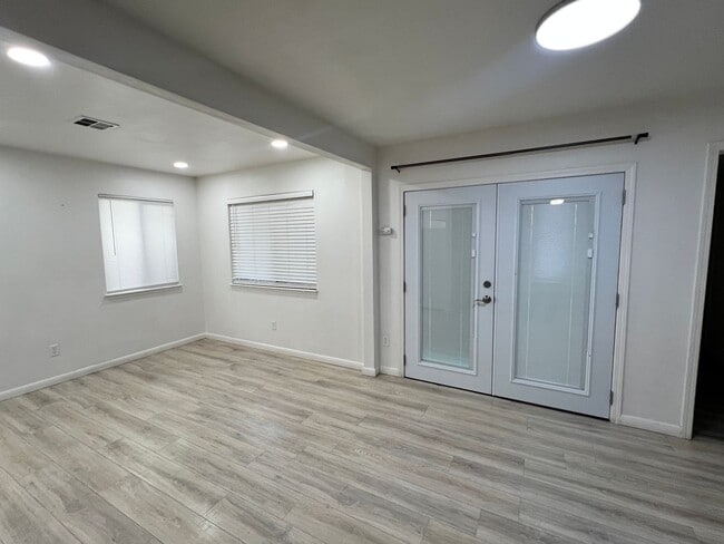 Building Photo - Large 4bd /2.75 Ba with a fenced front yard