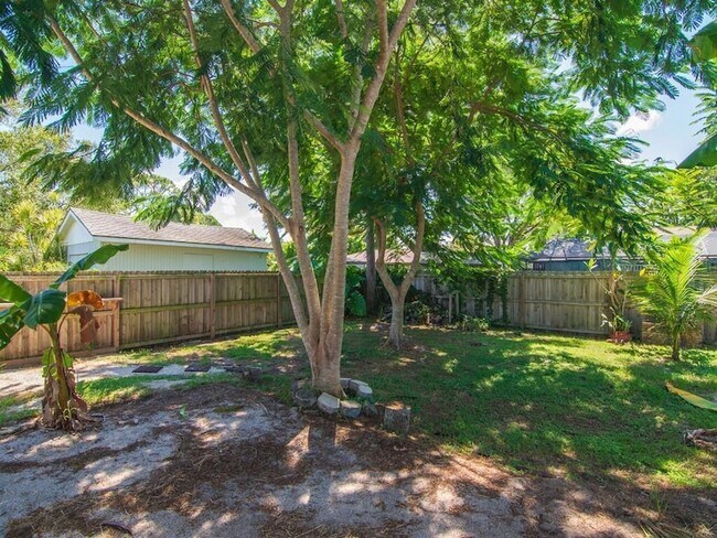 Building Photo - 6113 Yucca Dr