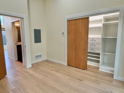 Building Photo - Luxury Sunset Hill Townhome w/ Water View! Available Now!