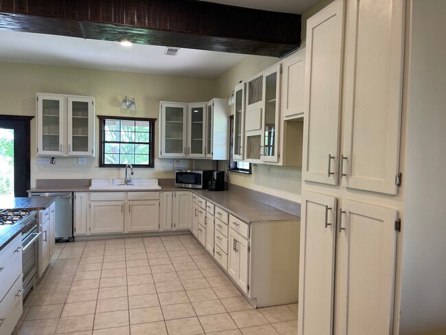 Building Photo - 15500 University Dr