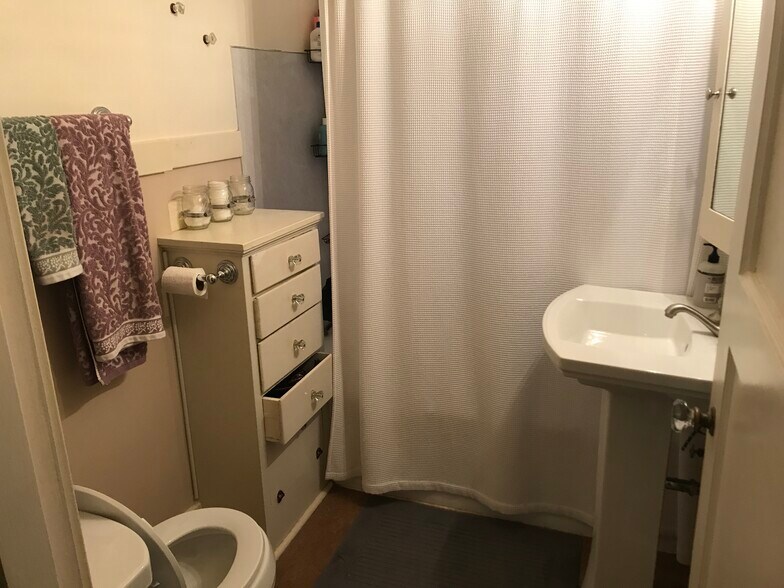 Bathroom with tub/shower, built-ins - 1827 NE 11th Ave