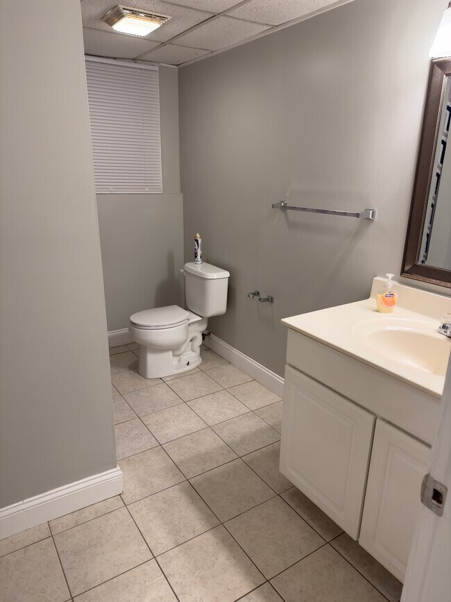 Building Photo - 104 Ford St