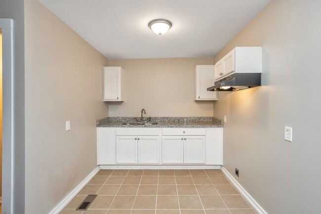 Building Photo - Move in Before the Holidays! Cozy Childers...