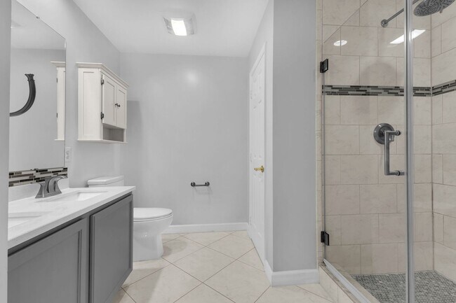 Building Photo - Dream Townhome in Kingstowne – Updated Ele...