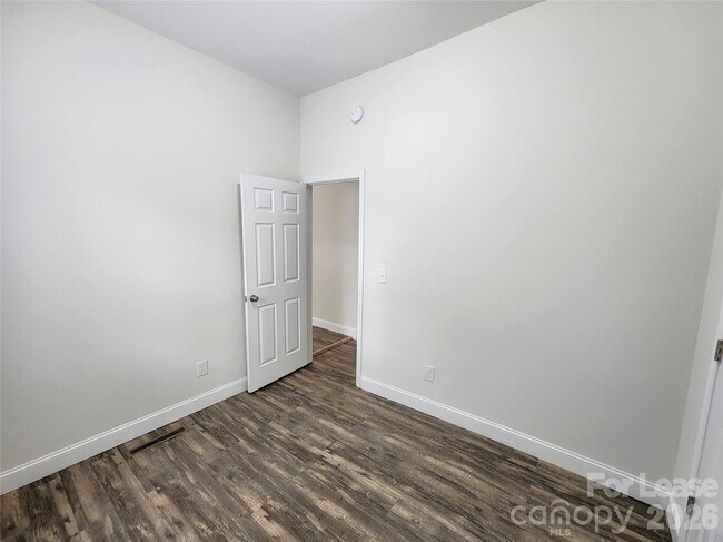 Building Photo - 1421 Oakshade Ave
