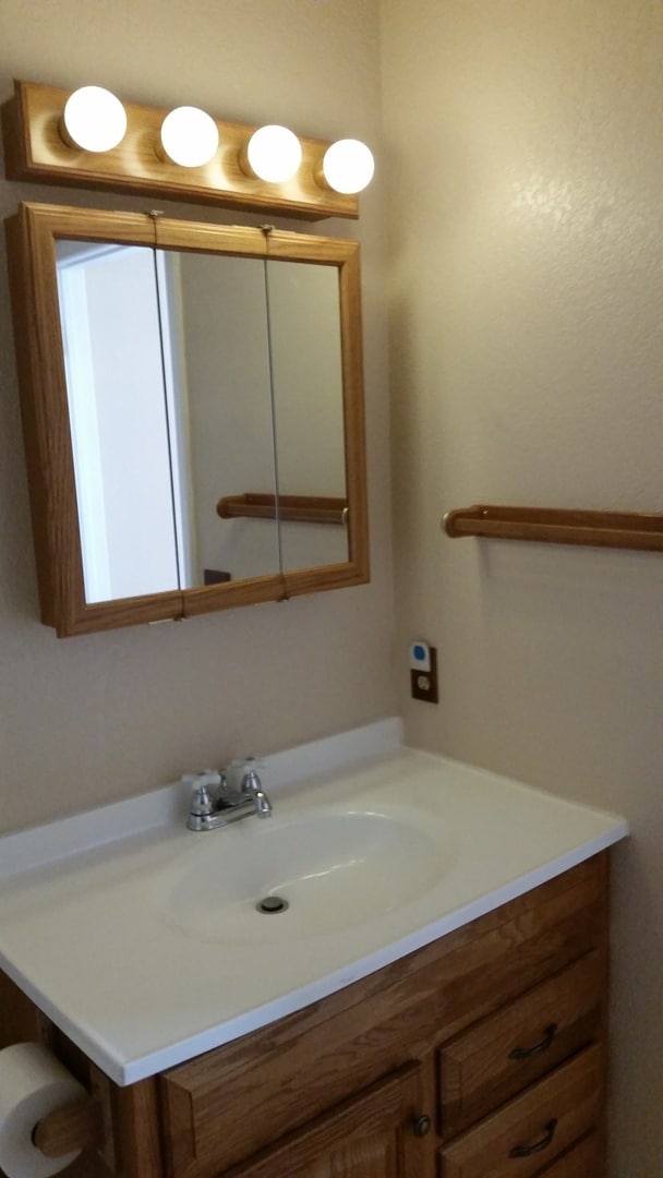 Building Photo - 3 Bedroom Home, Central Location