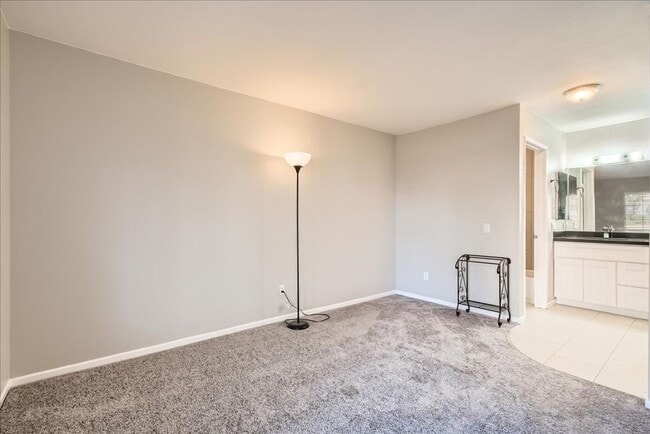 Building Photo - Spacious 1-Bedroom Condo with Modern Comfo...