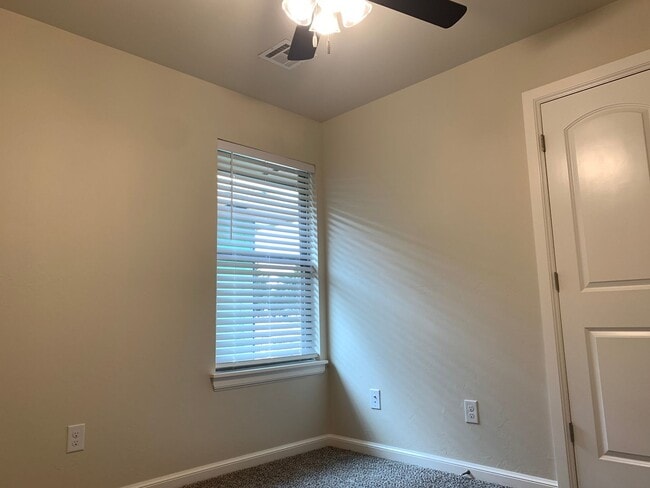 Building Photo - 3 bedroom duplex in Newcastle!