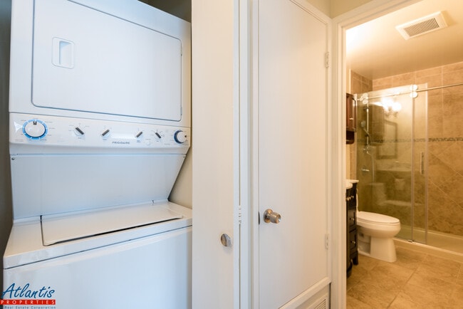 Building Photo - Lovely Condo | Washer/Dryer | Carport