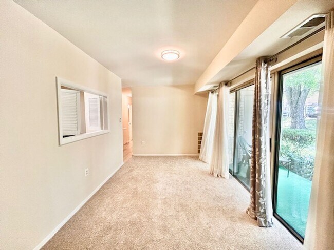 Building Photo - Cozy Oasis in Rockville!