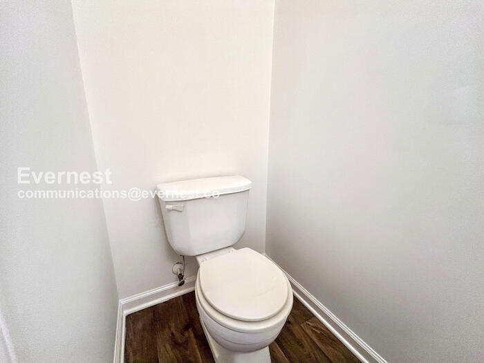 Building Photo - 218 Copperbend Dr SE