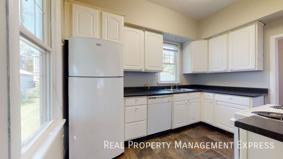 Building Photo - Renovated 2 Bedroom 1 Bathroom Home w/ Sin...