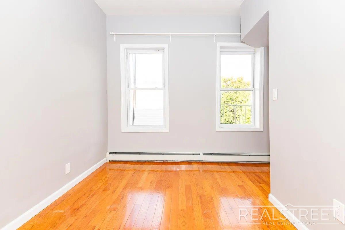 Building Photo - ? Spacious 2 Bedroom Apartment in Bushwick ?