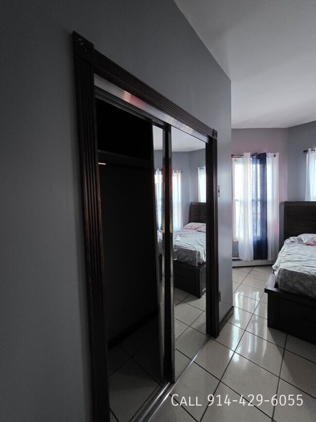 Building Photo - 104 Oak St