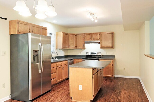 Building Photo - 1011 Highlands Dr