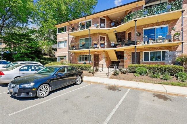 Building Photo - Bright & Stylish 2BR/1BA Condo in Sought-After Sumner Court in Bethesda