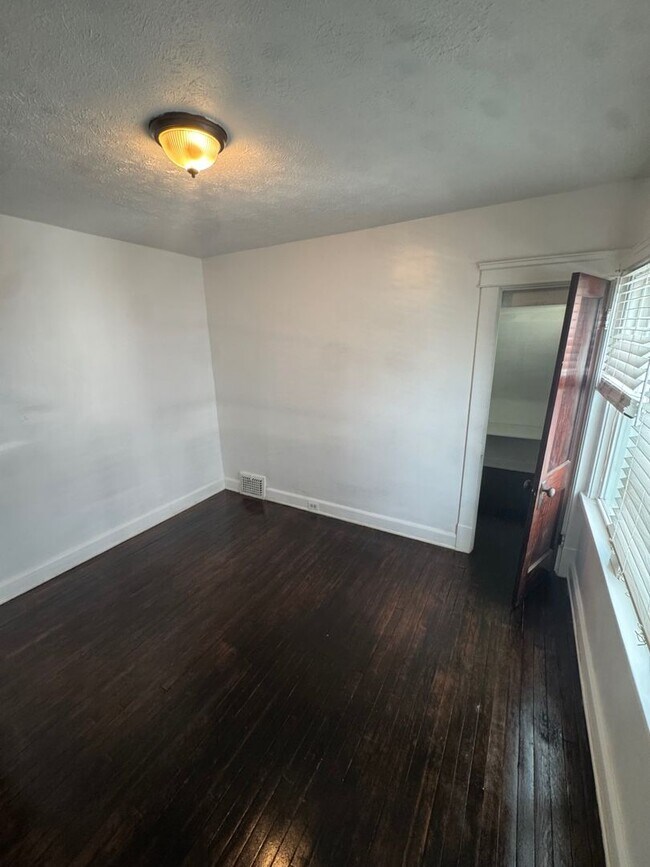 Building Photo - 2217 W 105th St