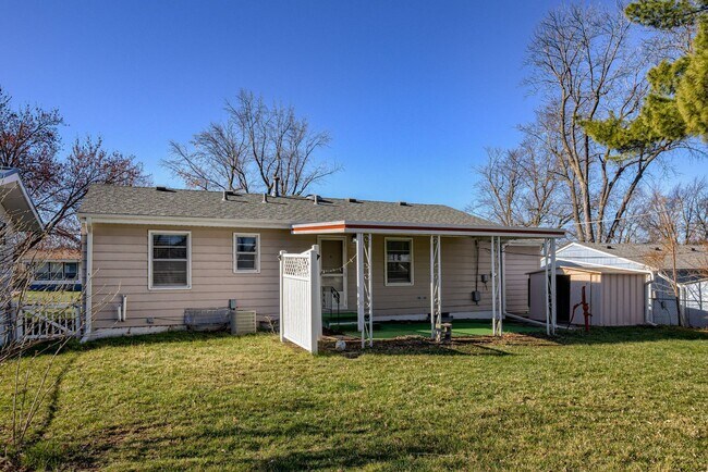 Building Photo - 4 Bedroom Westside Ranch!!