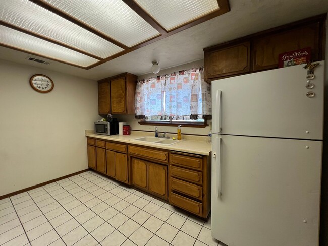Building Photo - 3 Bedroom 2 Bathroom House with RV Parking...