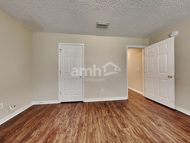 Building Photo - 1288 Summit Oaks Dr W