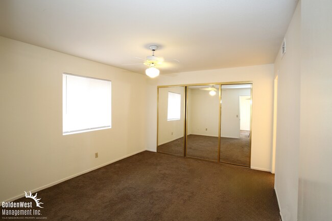 Building Photo - Spacious 2Bdm 2Ba Condo with Fireplace & B...