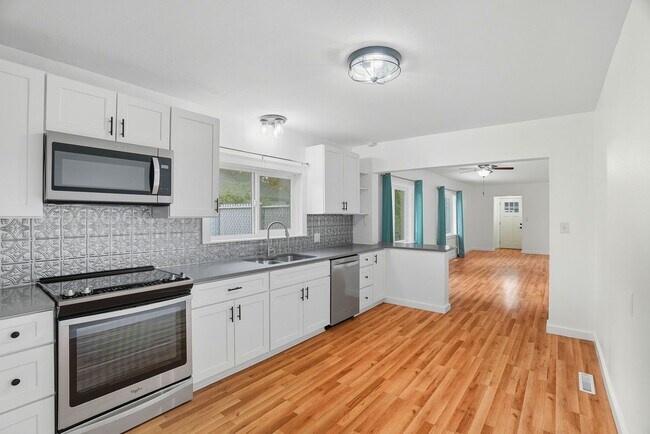 Building Photo - 1731 E Sanson Ave