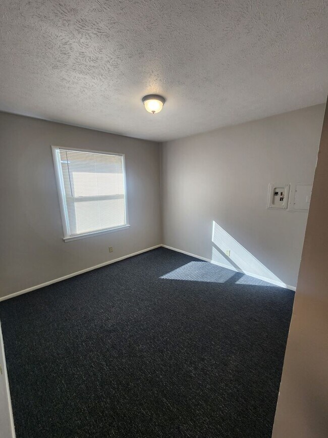 Building Photo - Spacious and updated 3 bedroom 1 bath!