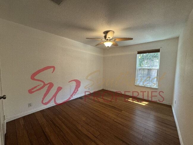 Building Photo - 4 Bedroom 2 Bath with Retro Flair!