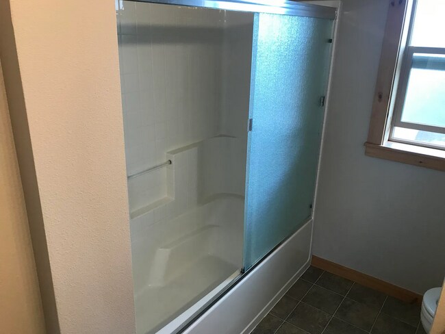 Building Photo - 312 NE 4th St