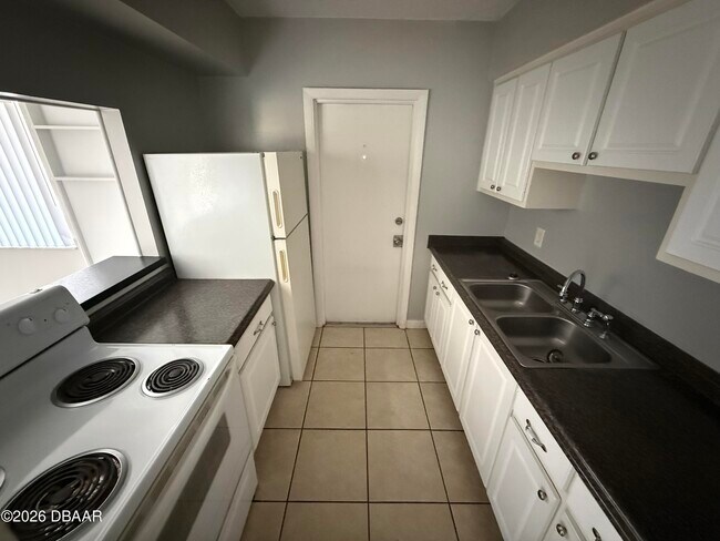 Building Photo - 1850 S Park Ave