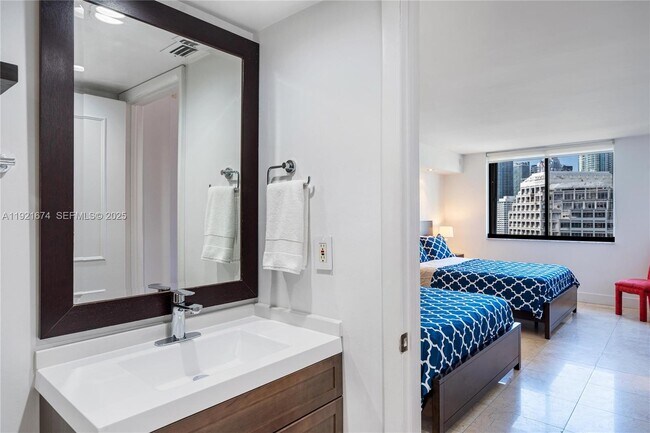 Building Photo - 540 Brickell Key Dr