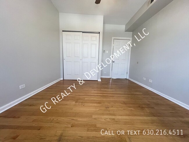 Building Photo - ***LOGAN SQUARE / 2 BDRM / SS APPL INCL / ...