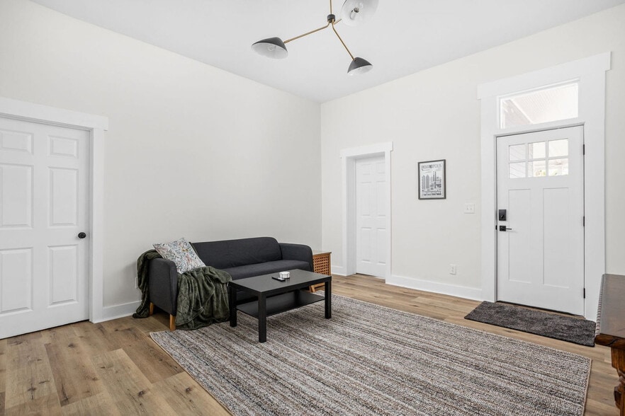 Building Photo - 844 Camp St