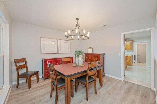 Building Photo - 512 Samana Way