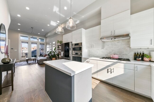 Building Photo - 2412 Canal St