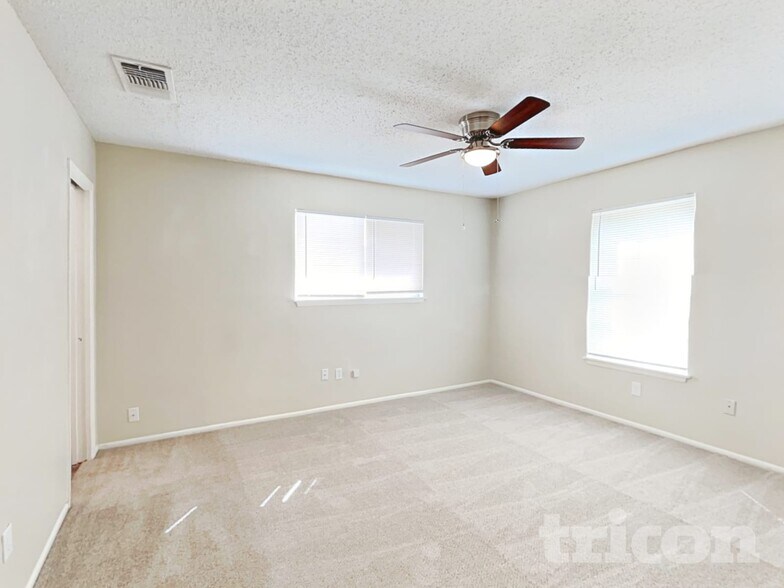 Building Photo - 13622 Oak Breeze