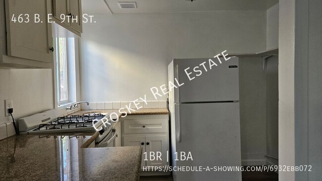 Building Photo - Move in ready! Easy access to public trans...