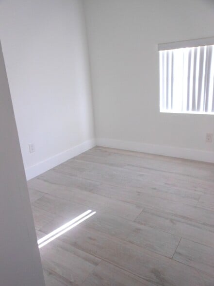 Building Photo - 221 SW 9th Ave