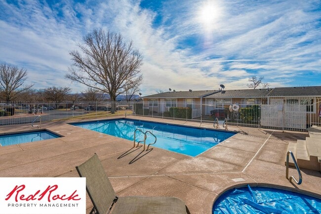 Building Photo - Charming 2 Bed / 1 Bath Apartment in a Prime Location