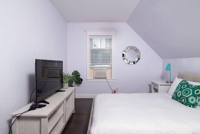 Building Photo - 22 Thurman St