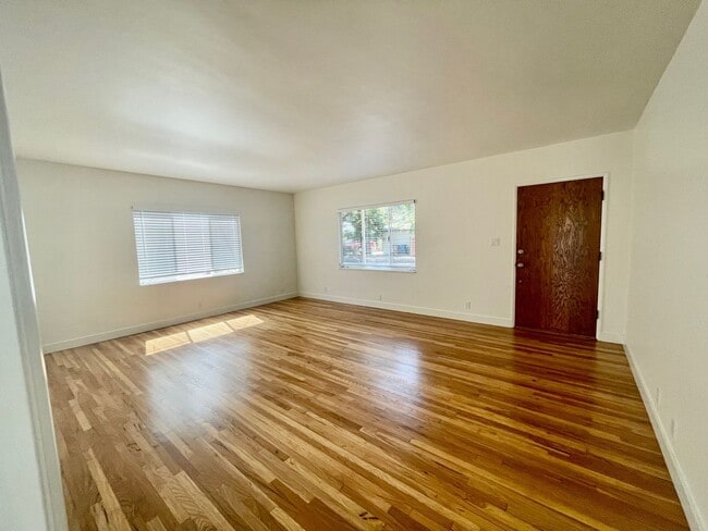 Building Photo - Charming 2 Bedroom Westside Home - Available Now