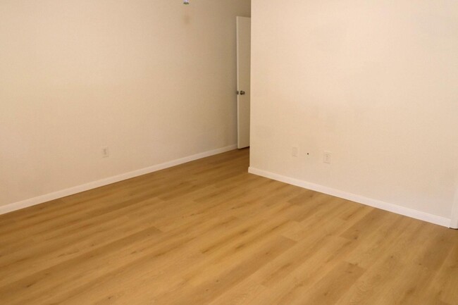 Building Photo - 109 Halo Dr