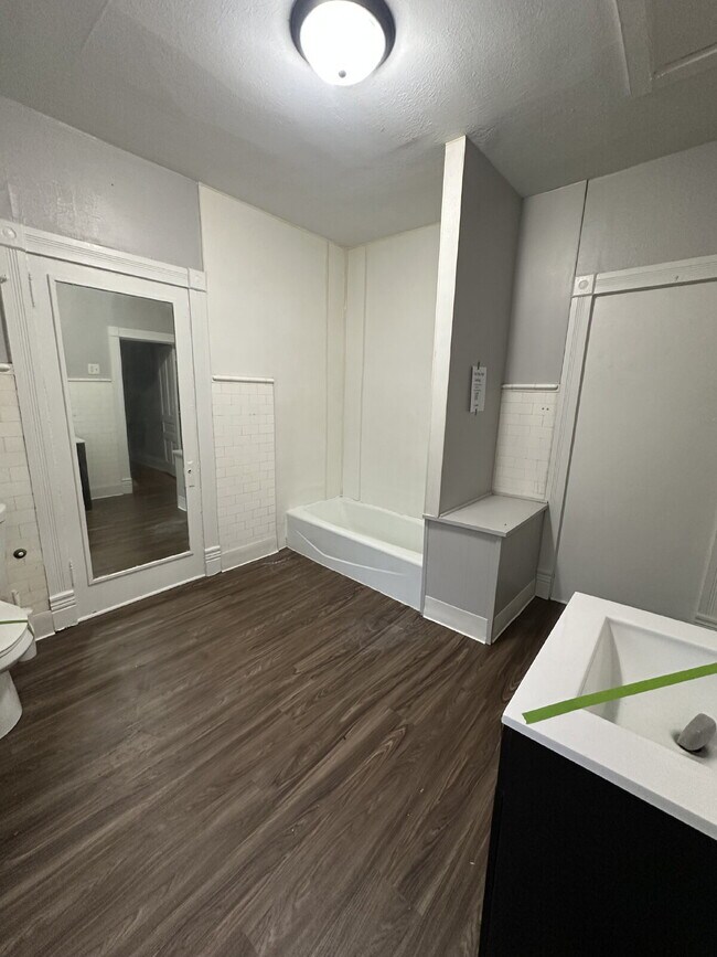 Building Photo - 747 Parker Ave