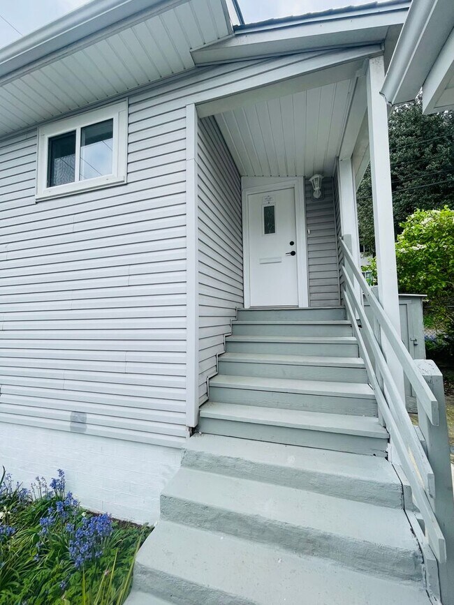 Building Photo - 1 Bedroom 1 Bathroom House, With Two Car Garage! $2095 per month