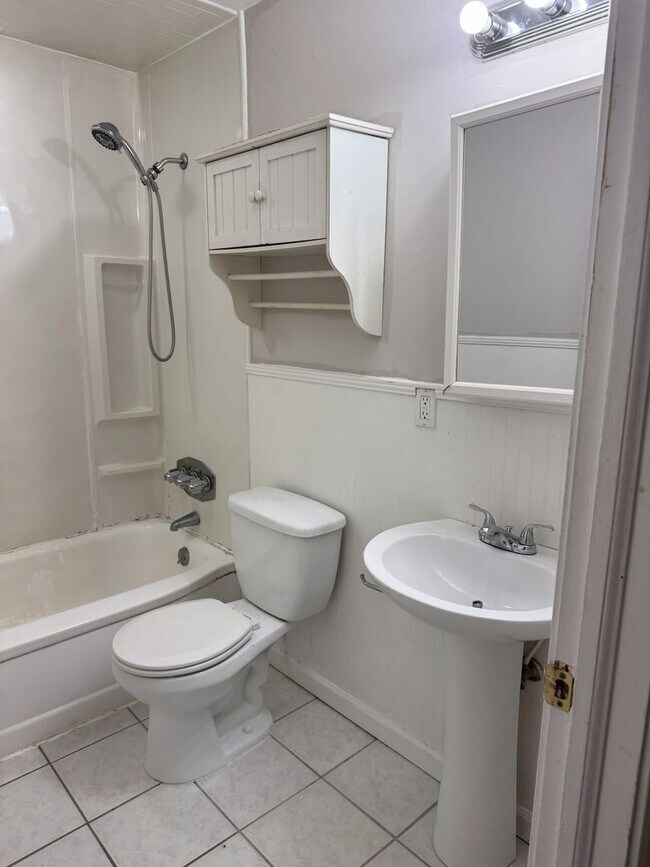 Building Photo - Near West End 3 bed Rancher ready for you!