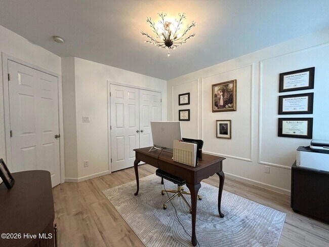 Building Photo - 561 Thorncliff Dr