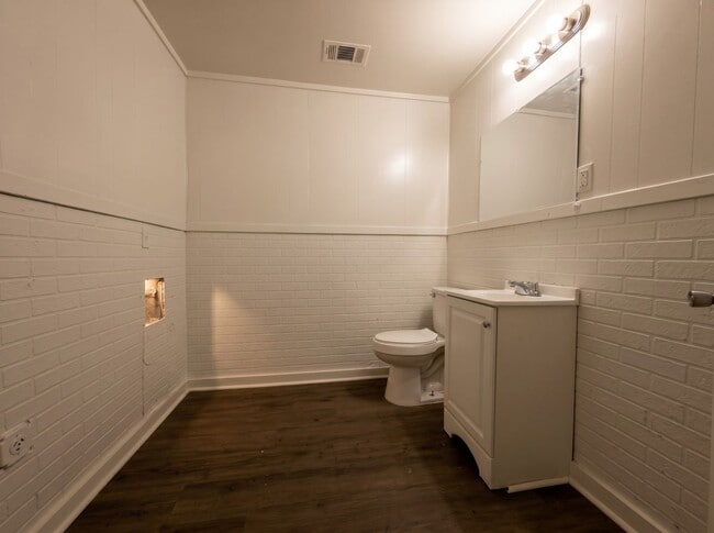 Building Photo - 518 Burlington Cir
