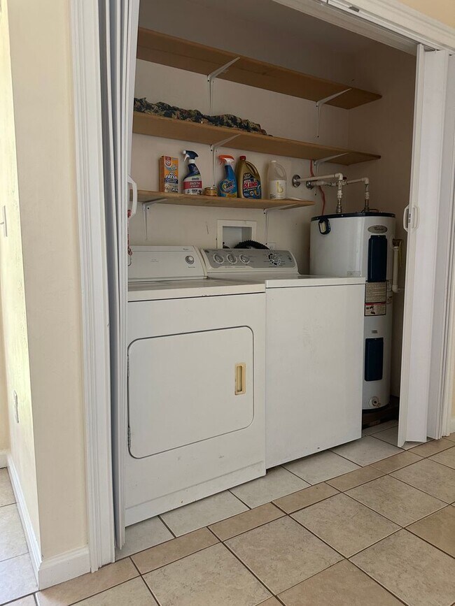 Building Photo - 2 Bedroom Home Available Now