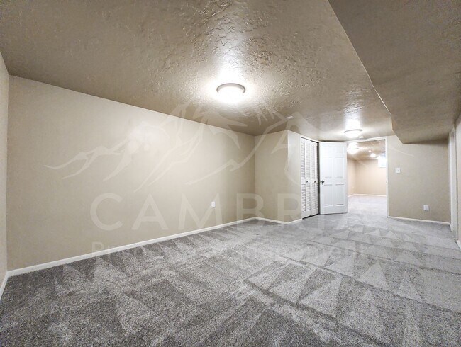 Building Photo - 1637 Paradise Ln